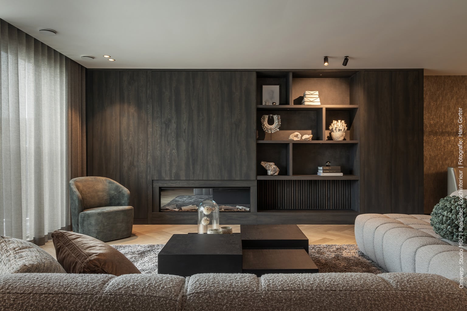 Een cinewall, ontworpen met de de S171 Bruciato en FC33 Primofiore van Cleaf, waar een karakteristieke verbrand hout look wordt gecombineerd met een lederen look