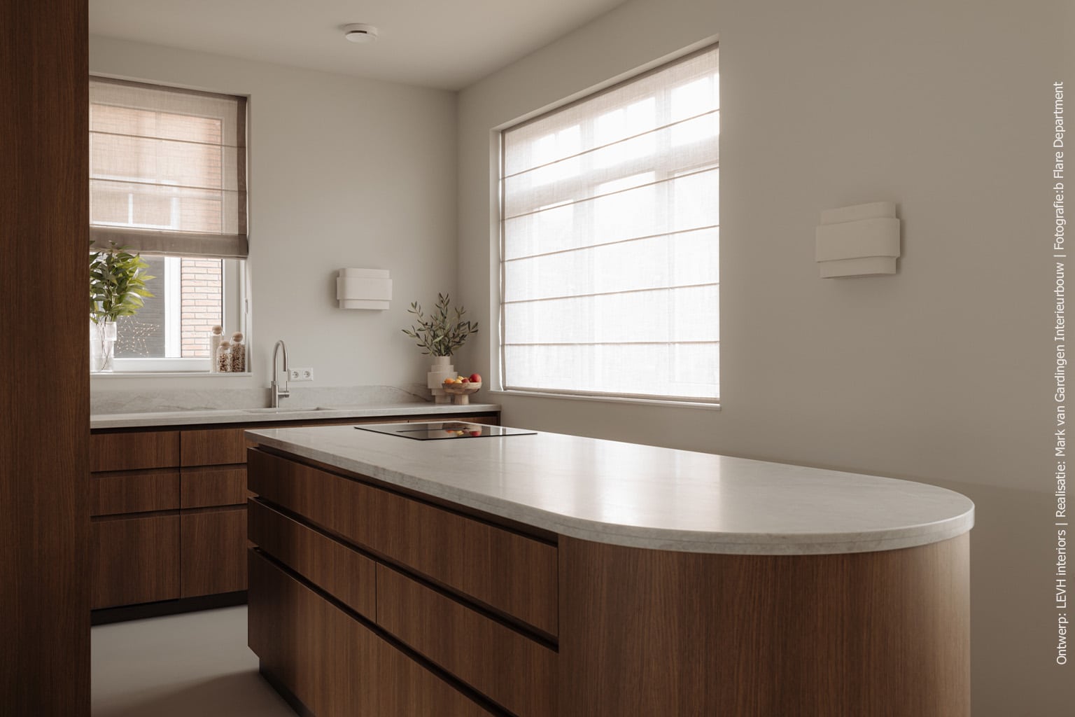 Keuken, met ronde vormen in Japandi interieur, uitgevoerd in de S185 Quercia van Cleaf, welke de beleving van eikenhout geeft 