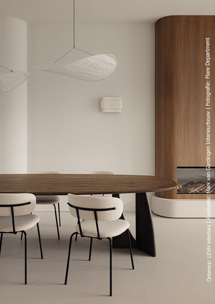 Japandi interieur met houtlook openhaard en ronde vormen, gerealiseerd in de S185 Quercia van Cleaf