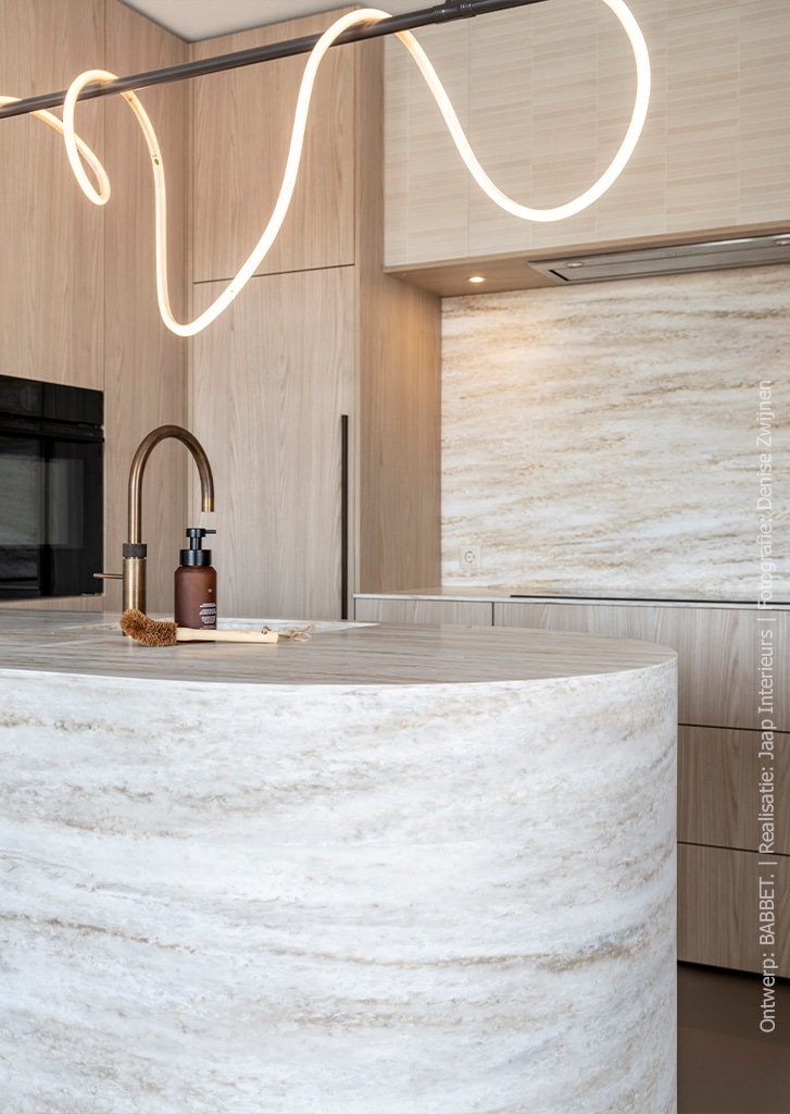 Keuken met ronde vormen in blond hout S164 Fronda en solid surface PAW009 Weathered Wood