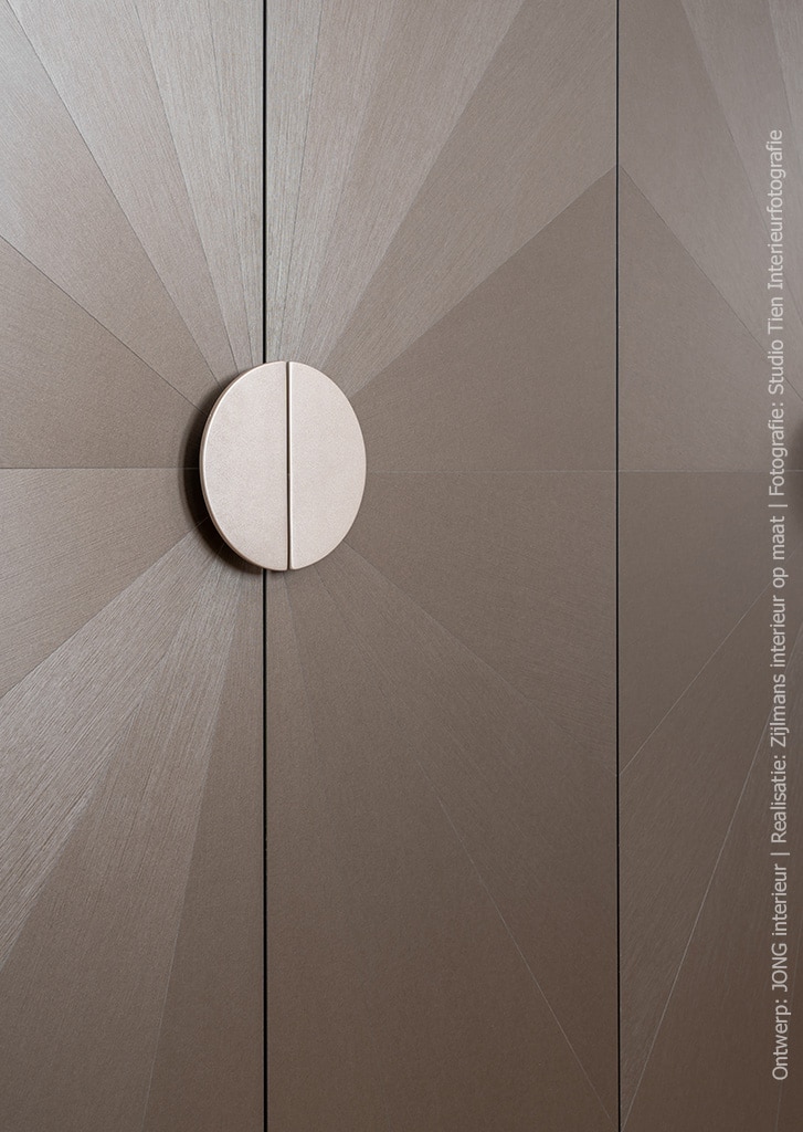 Een bed achterwand met diverse vlakken. Onder andere uitgevoerd in decoratief plaatmateriaal met een vergrijsde houtlook, de S184 Quercia van Cleaf.