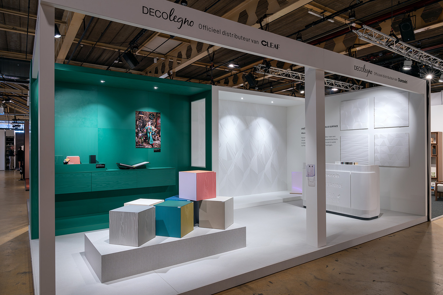 Stand van DecoLegno tijdens Design District 2024 met groen en wit