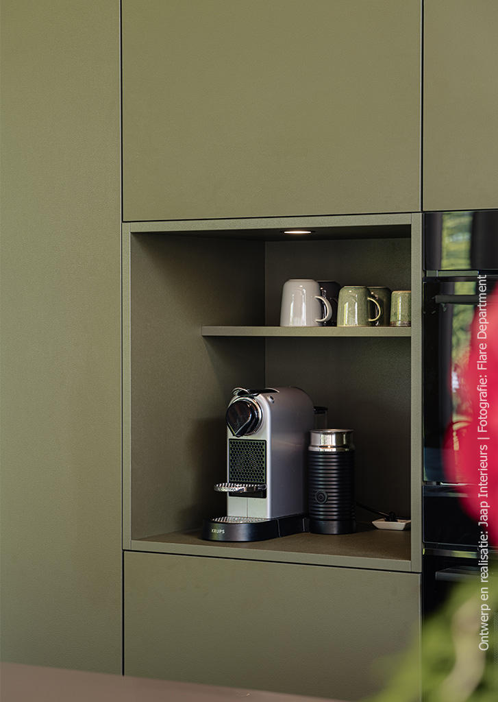 Detailbeeld van de keukenkast en coffeecorner, geproduceerd in de legergroene UB54 Primofiore van Cleaf 