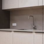 Keuken uitgevoerd in FC83 Concreta, FA44 Penelope en S008 Spessart van Cleaf