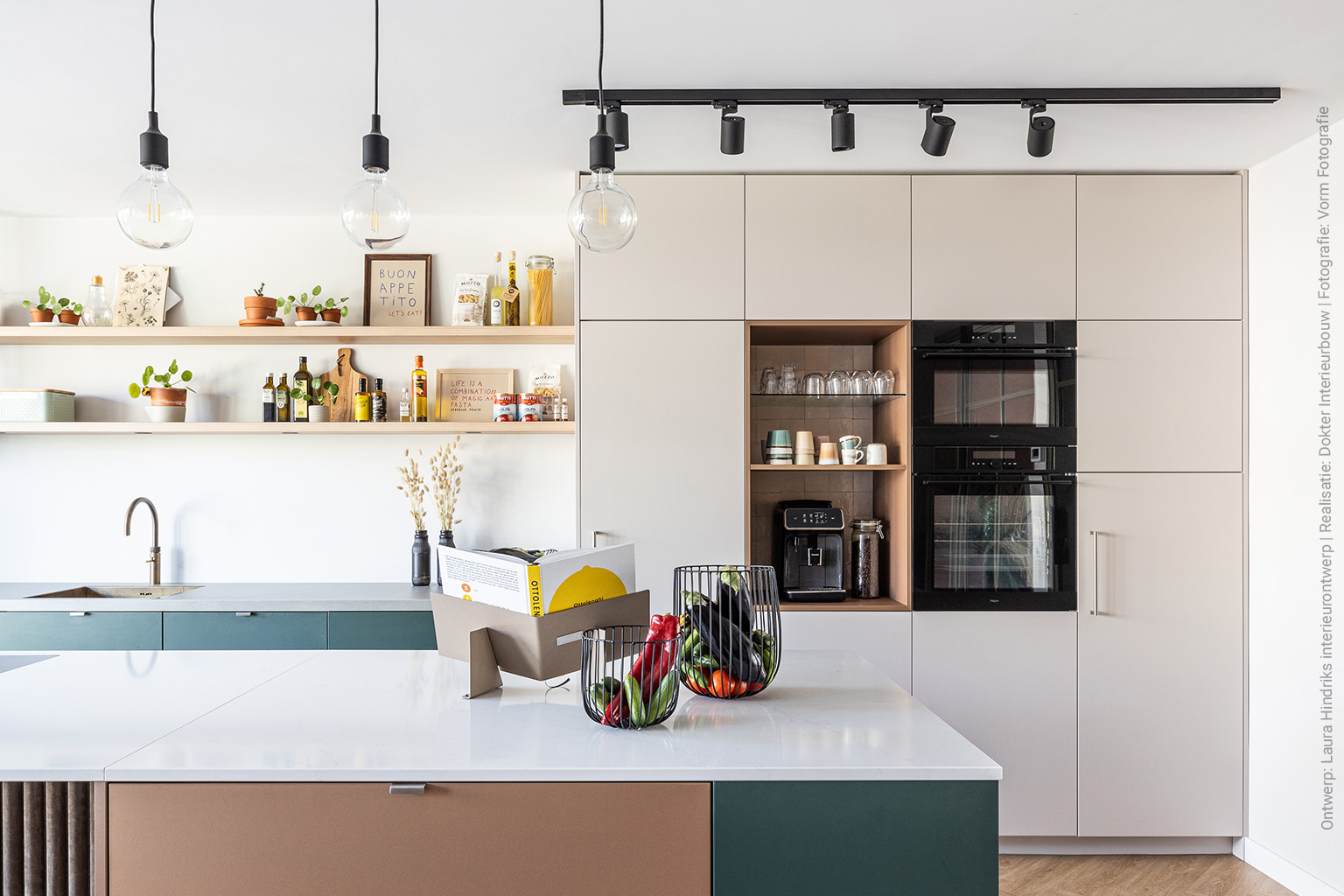 Subtiele eigentijdse beige kleur in keukenontwerp