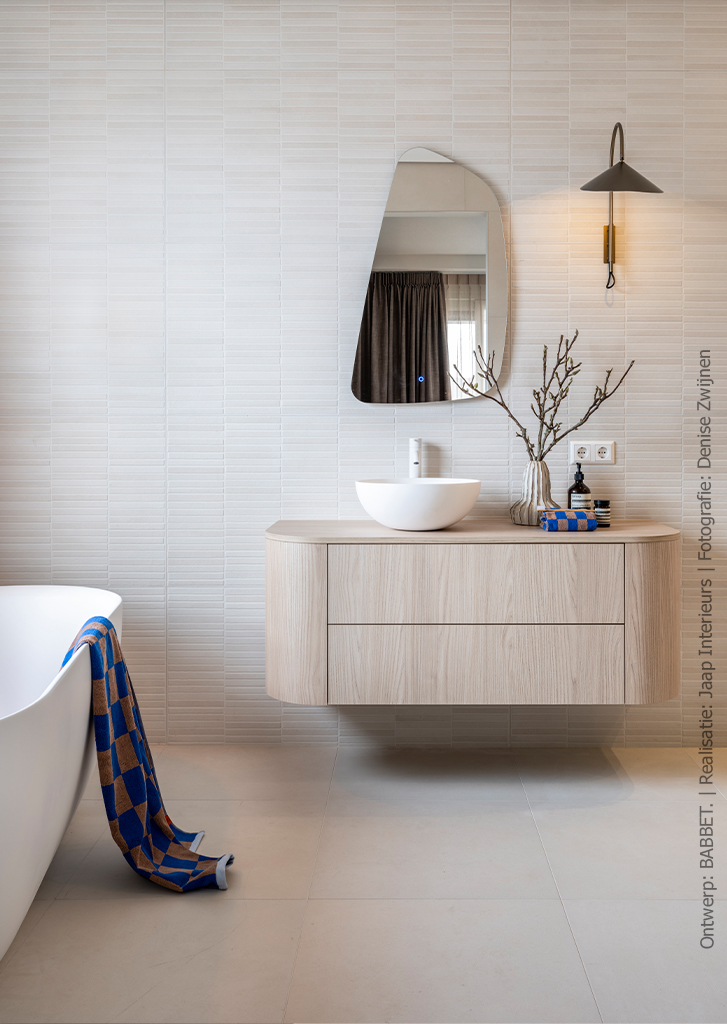 Maatwerk badkamer met ronde vormen uitgevoerd in HPL plaat S164 Fronda