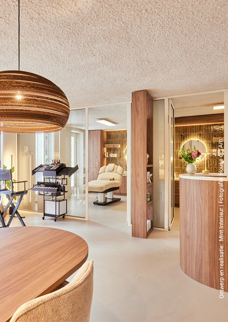 Praktijkruimte in een schoonheidssalon ontworpen met de HPL plaat LS40 Poro Noce