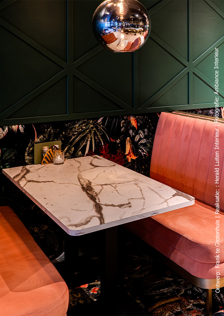 Kleurrijk restaurant met tafel ontworpen in de HPL-plaat FB38 Talco voor een verfijnde marmerlook
