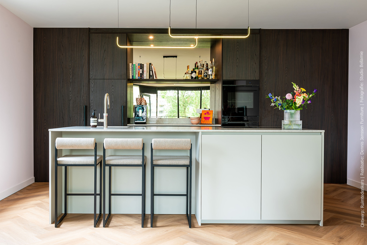 Donkere look van kastanjehout in stijlvolle keuken