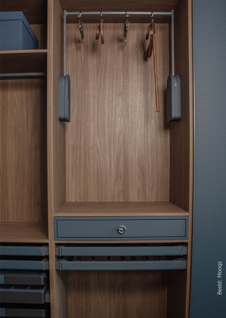 Kledingkast uitgewerkt in de poro noce van Cleaf