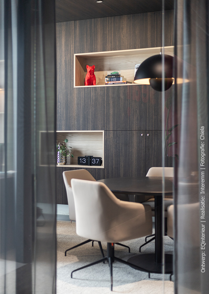 Kastenwand met donkere houtlook en driedimensionale structuur van de LR29 Riga