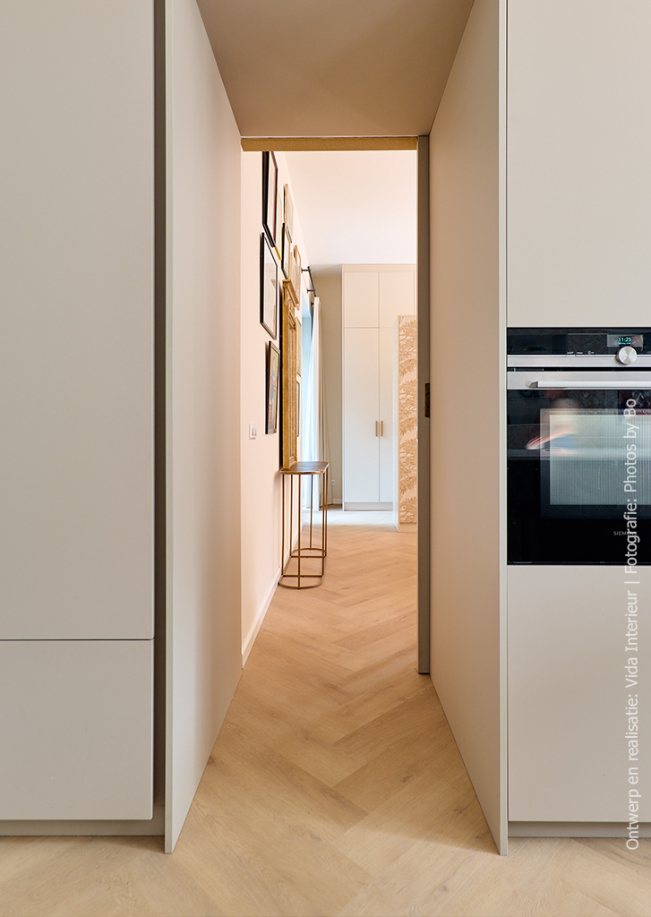 Kastenwand met verborgen deur in een stijlvolle keuken, uitgevoerd in de lichte taupe kleur HM03 Piombo