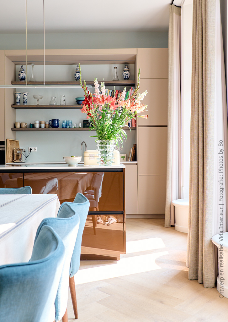 Kastenwand met verborgen deur in een stijlvolle keuken, uitgevoerd in de lichte taupe kleur HM03 Piombo