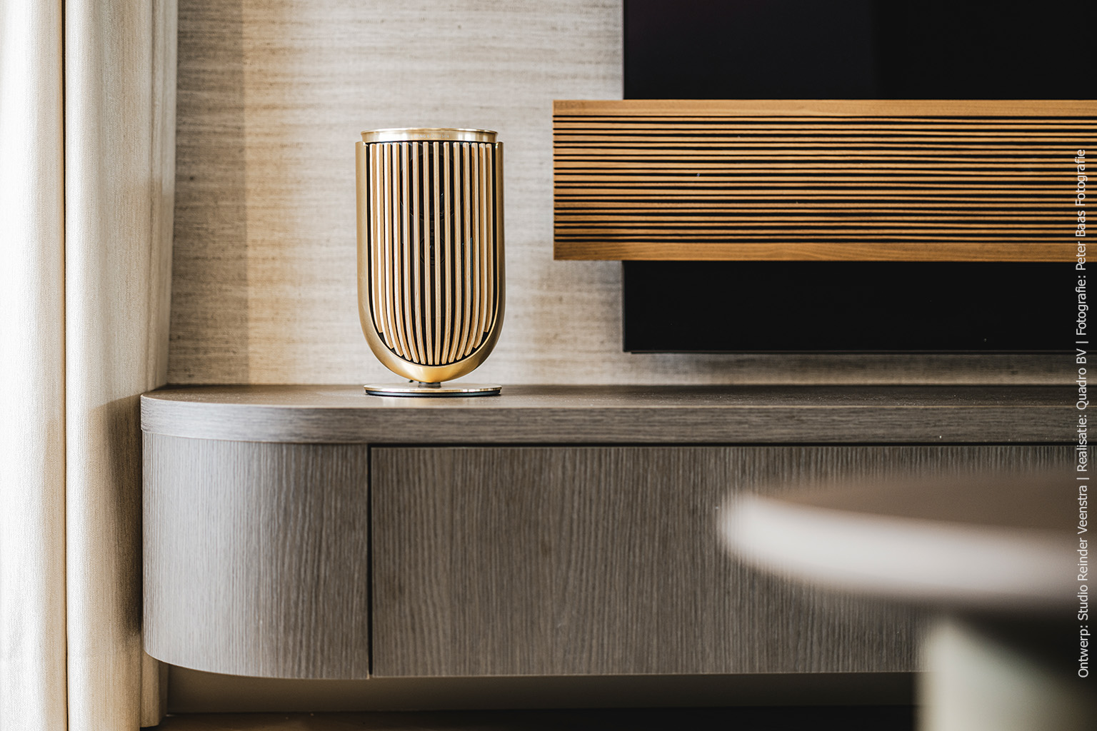 Stijlvol televisiemeubel met donkere houtlook