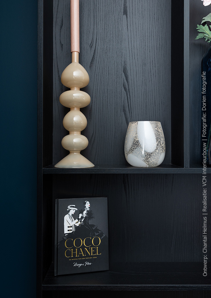 Ondiepe kast in de slaapkamer, afgewerkt in de zwarte houtstructuur van U129 Fronda.