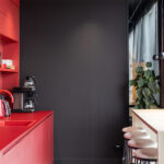 Moderne rode keuken met UB16 Ovatta in een kantoorruimte