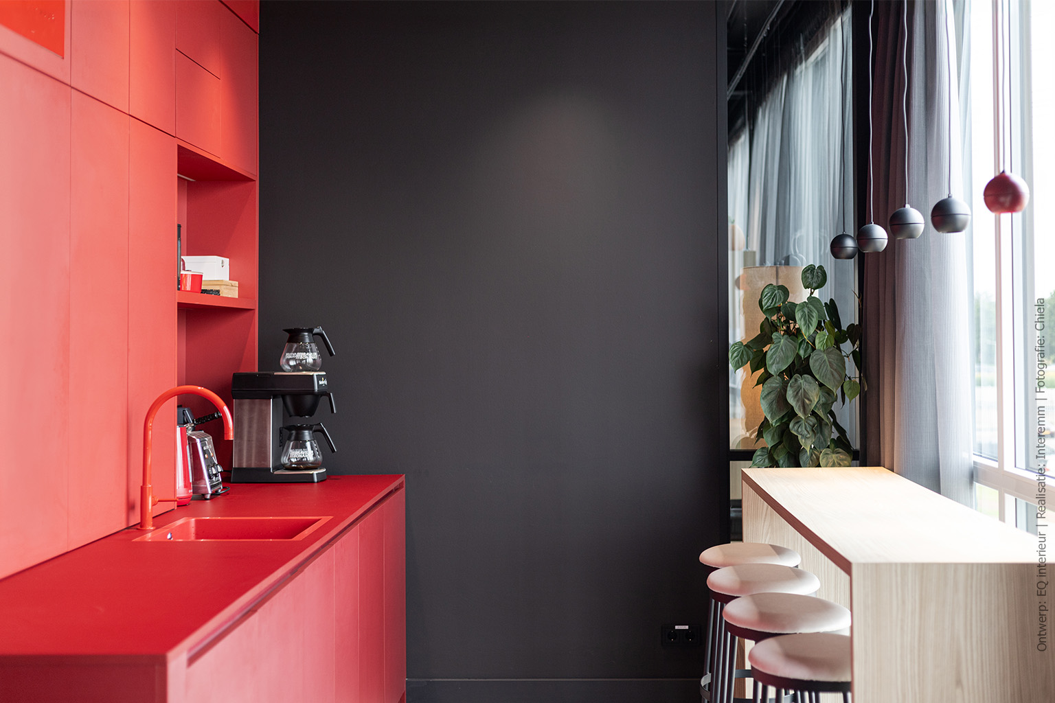 Uitgesproken rode kleur in keuken van kantoorpand