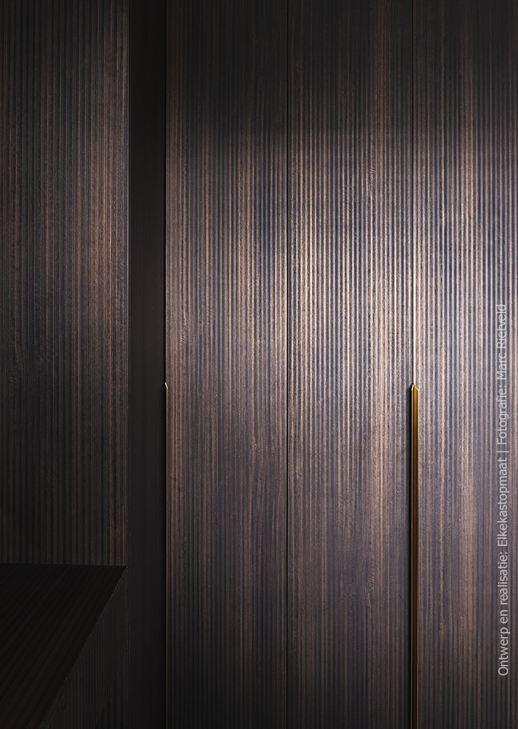 Donkere kastenwand in houtlook met driedimensionale structuur van LR29 Riga.