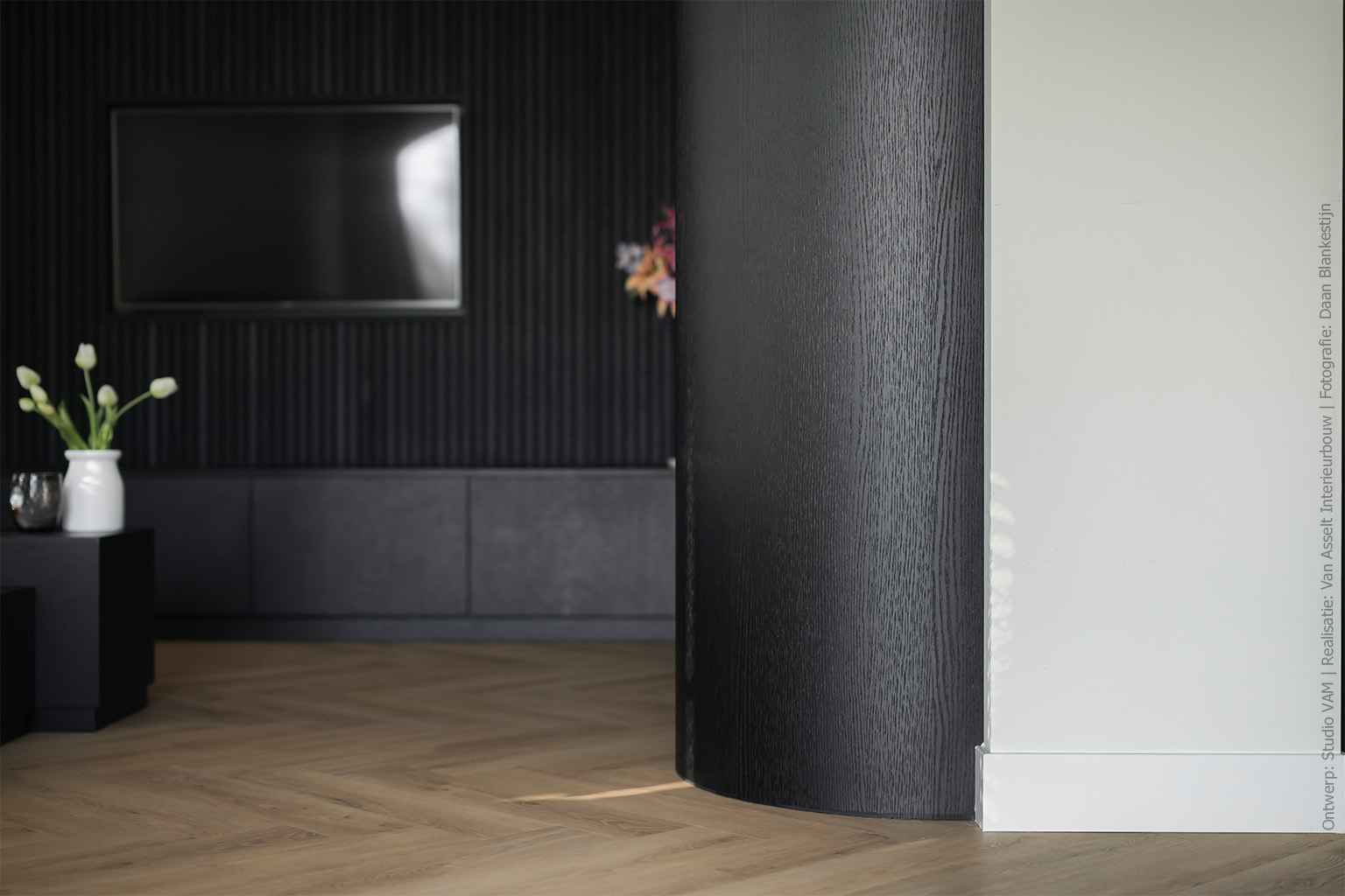 Maatwerkkast in zwart eikendecor U129 Quercia met vakken voor decoratie