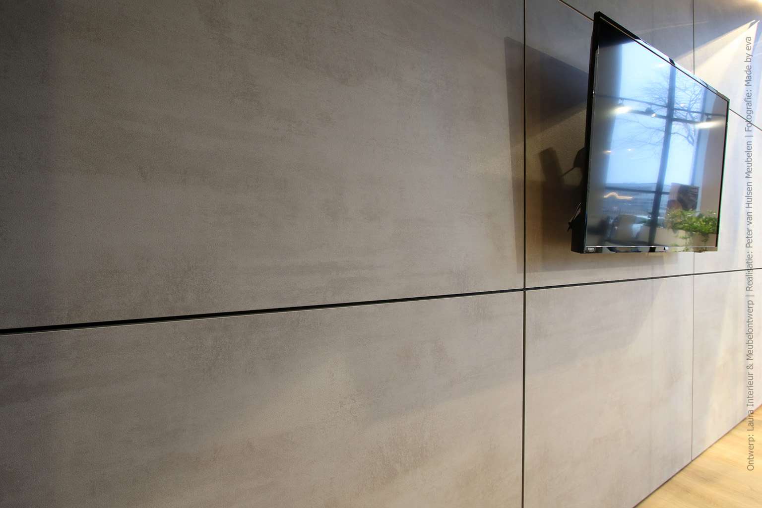 Wandbekleding van kantoor in lichtgrijze FC69 Concreta met cementlook