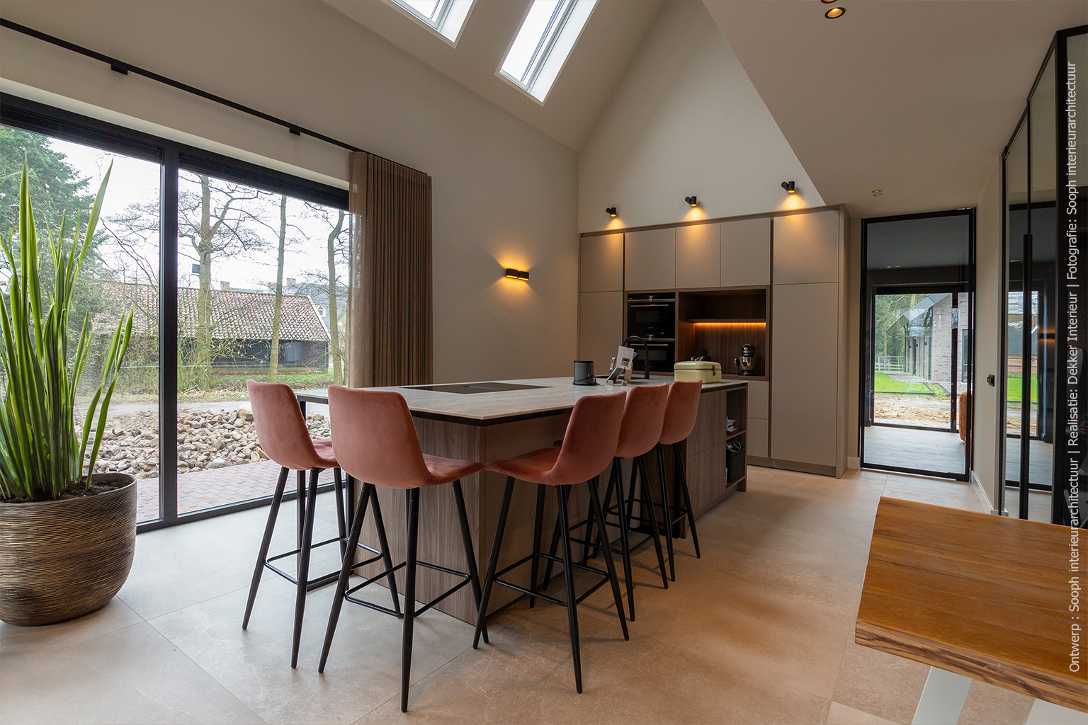 Hoge keukenkasten in licht beige HM03 Piombo met een kookeiland in walnoot houtlook van LS13 Poro Noce.