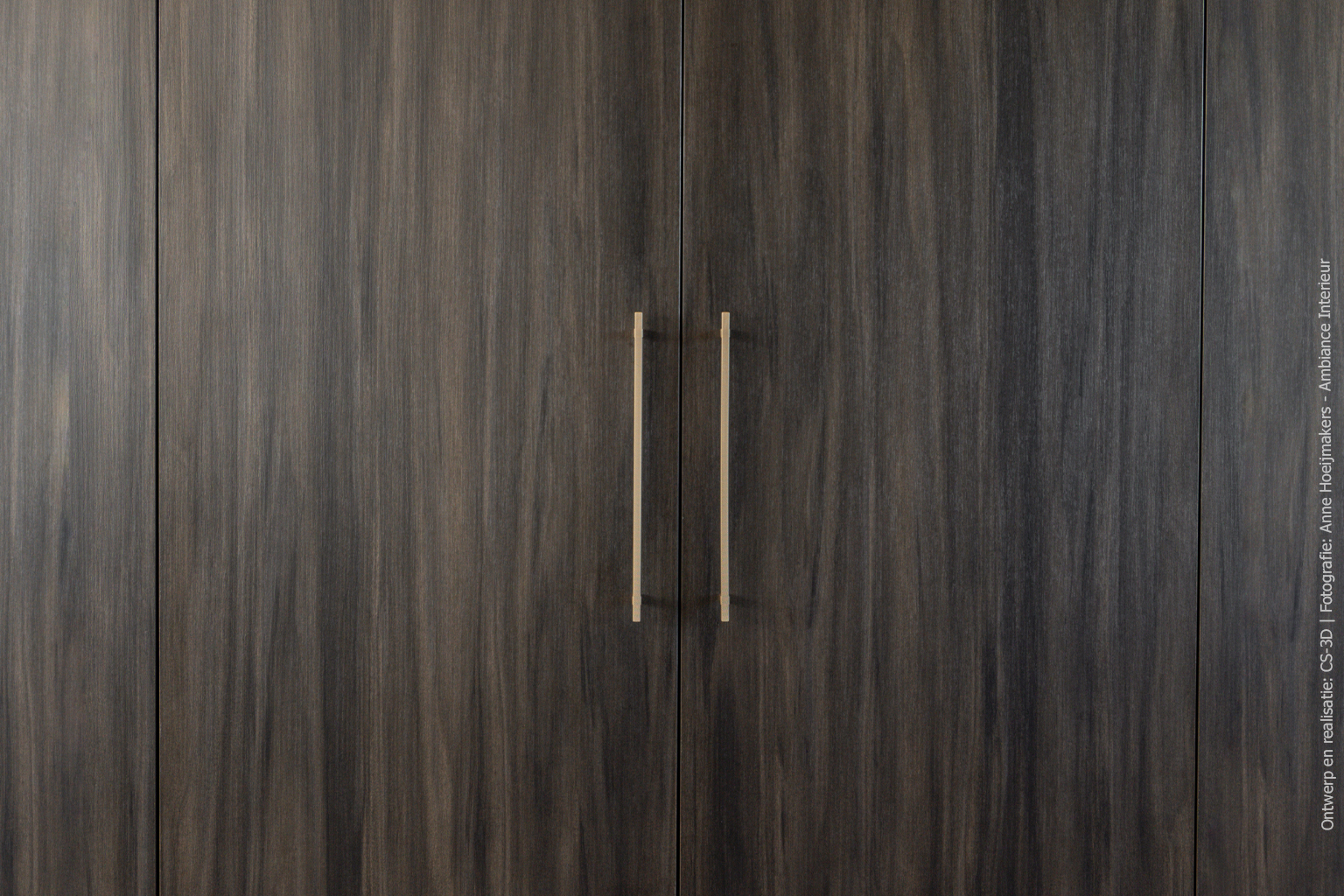 Maatwerk zolderkamer in donkerbruine LS66 Ceppo, geïnspireerd op wilgenhout, met een blad in de marmerstructuur FB77 Talco