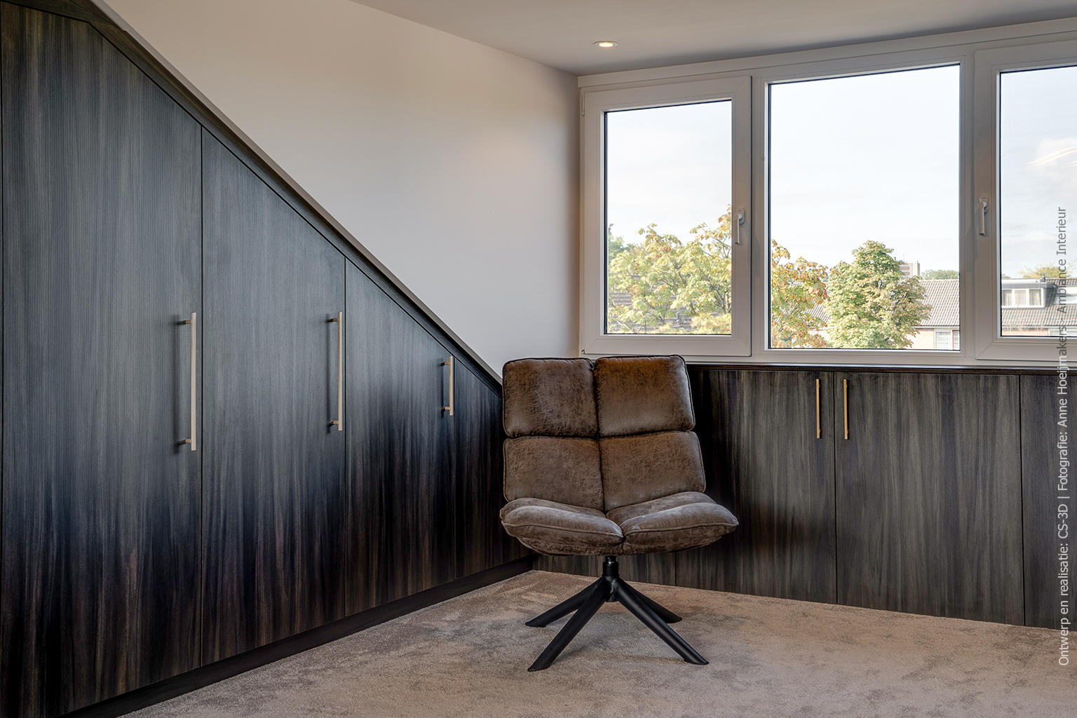 Maatwerk zolderkamer in donkerbruine LS66 Ceppo, geïnspireerd op wilgenhout, met een blad in de marmerstructuur FB77 Talco