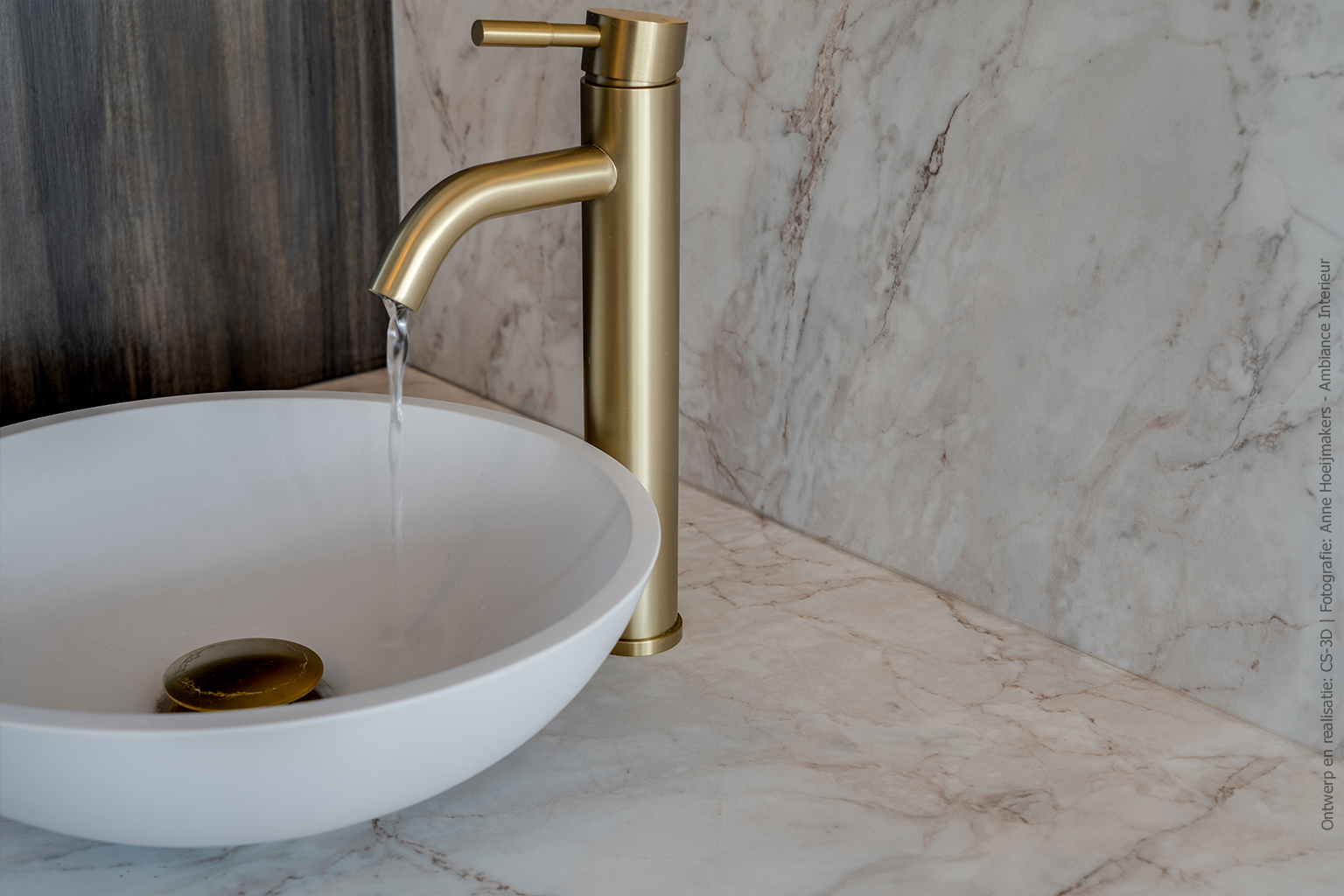 Maatwerk zolderkamer in donkerbruine LS66 Ceppo, geïnspireerd op wilgenhout, met een blad in de marmerstructuur FB77 Talco