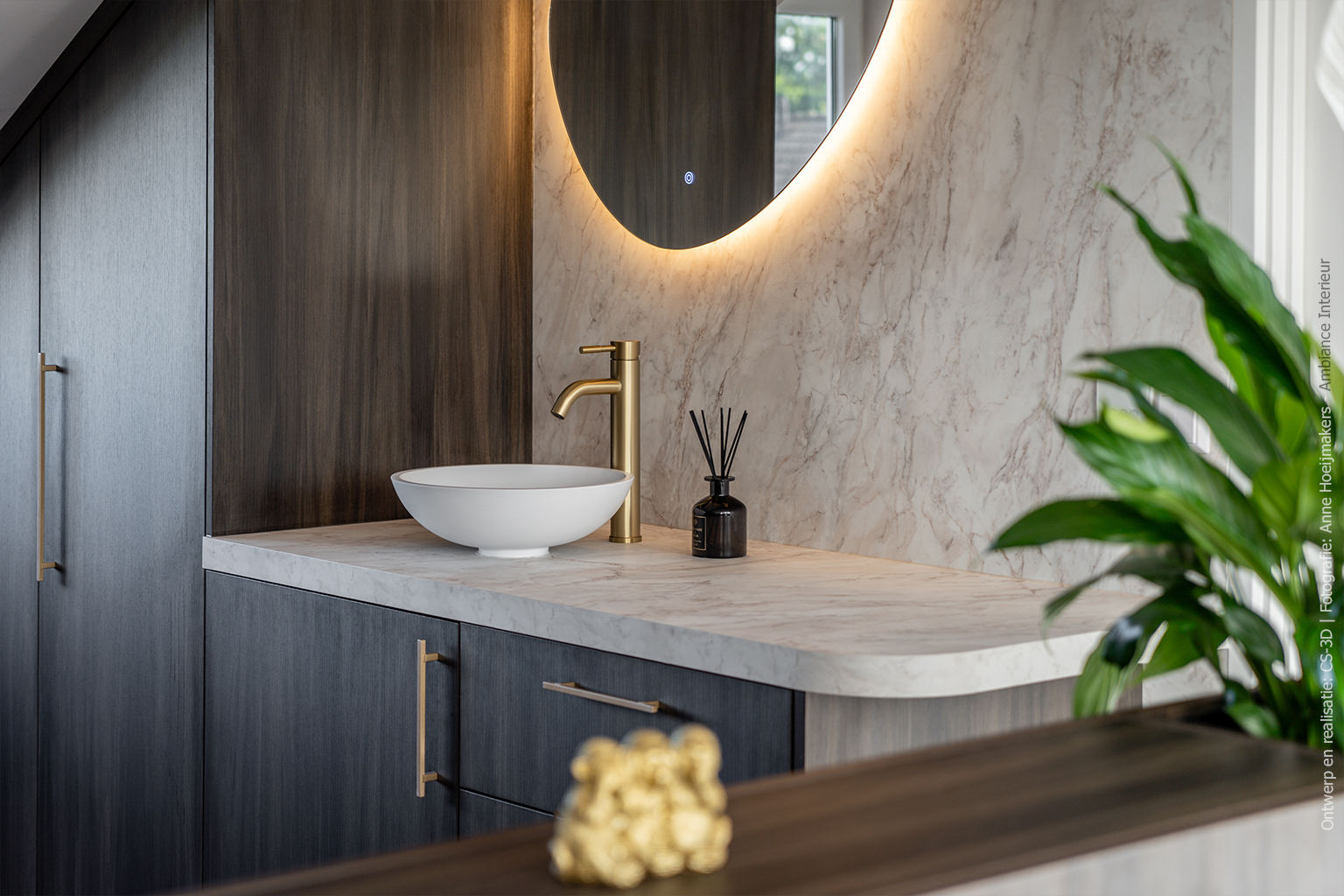 Maatwerk zolderkamer in donkerbruine LS66 Ceppo, geïnspireerd op wilgenhout, met een blad in de marmerstructuur FB77 Talco