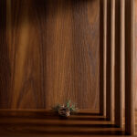 Sfeerbeeld van decoratief plaatmateriaal met houtdecor S016 Yosemite met een dennenappel