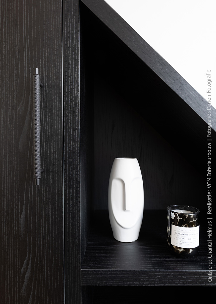 Schuine maatwerk kast op zolder, uitgevoerd in de zwarte houtstructuur van de U129 Fronda