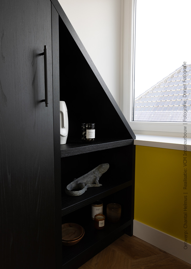 Schuine maatwerk kast op zolder, uitgevoerd in de zwarte houtstructuur van de U129 Fronda
