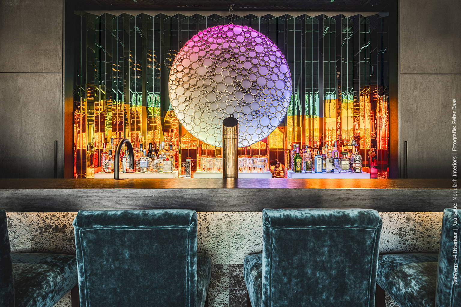 Moderne bar afgewerkt in zwarte eikenhout-look van de U129 Quercia