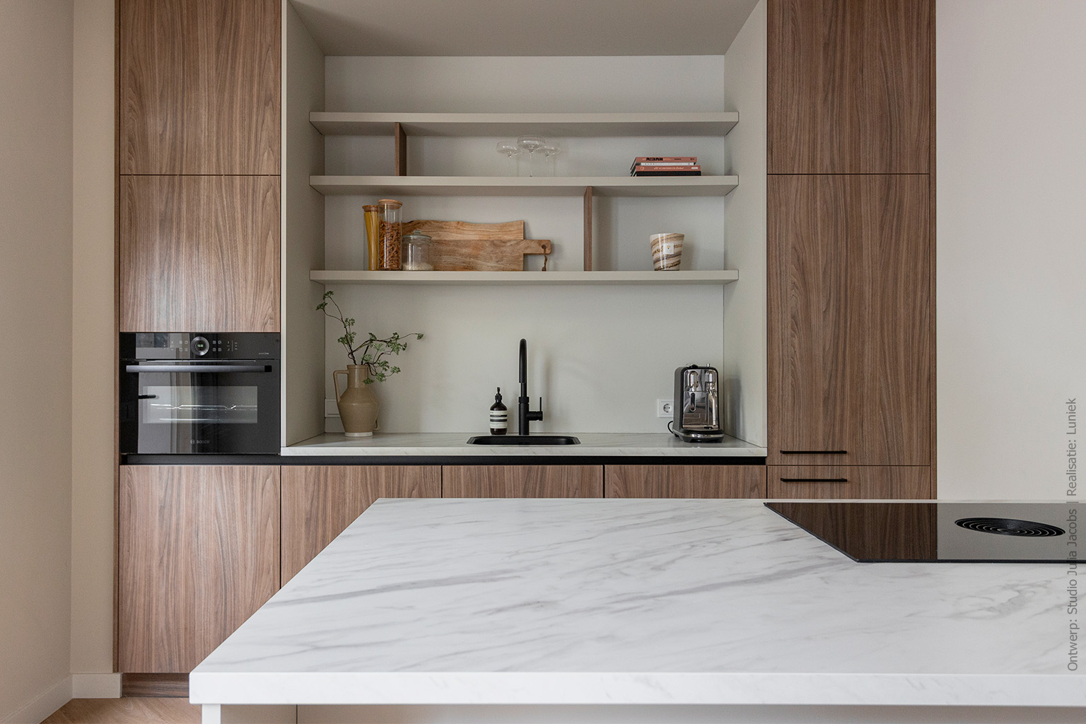 Stijlvolle keuken met warm notenhout en licht beige tinten