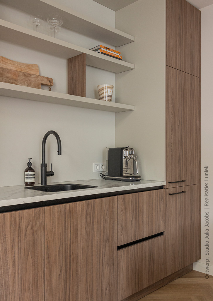 Keuken met hoge kasten in warm notenhout LS13 Poro Noce, stijlvol gecombineerd met het taupe decor HM03 Piombo