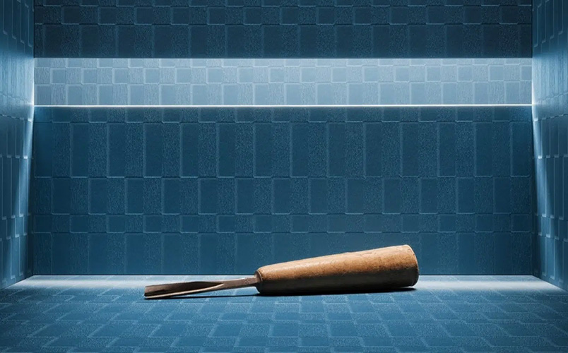 Sfeerafbeelding van de blauwe Sbalzo structuur van Cleaf met houtsnijgereedschap