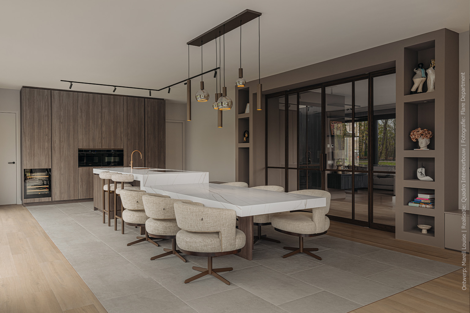 Stijlvolle keuken met warm walnoothout en solid surface werkblad in marmerlook