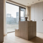 Kast in de kledingkamer in blond houtdecor S164 Fronda, met hoge kasten in stofdecor FC29 Alpaca