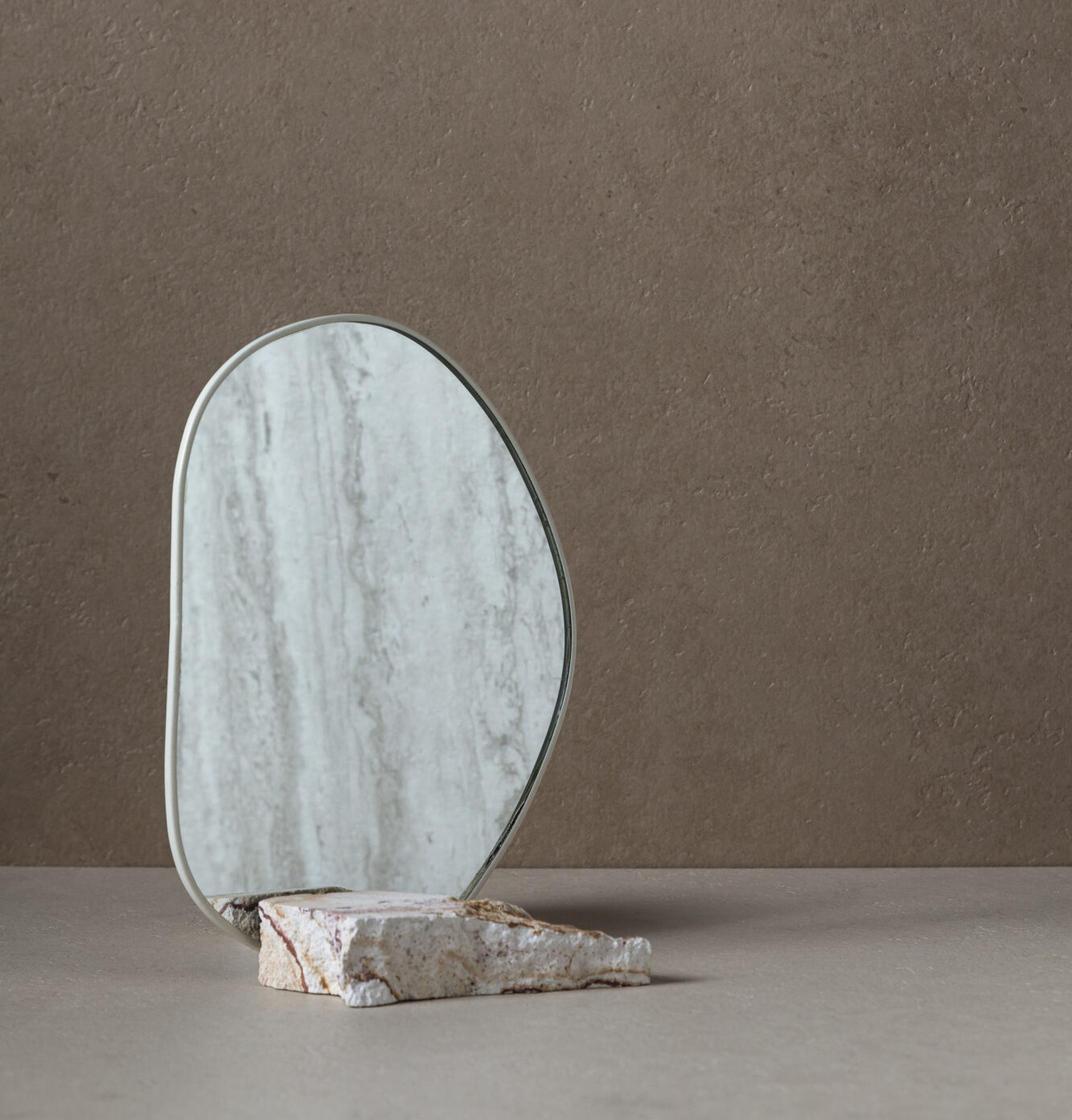 Inspiratieafbeelding FD10, FD01 en FD14 Taranta van Cleaf, in combinatie met een decoratieve spiegel en natuursteen 