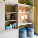 Maatwerk vakkenkast in beige FC44 Nadir met een warme geweven stoflook