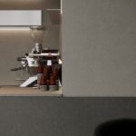 Detailafbeelding van een bar uitgewerkt in het donkergrijze plaatmateriaal FD16 Taranta van Cleaf in combinatie met een blad uitgewerkt in het gekorrelde solid surface decor TS053 Old Castle van Durasein. De wandafwerking uitgewerkt in het lichtgrijze decor FD16 Taranta van Cleaf