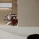 Detailafbeelding van een bar uitgewerkt in het solid surface decor DM5048 Starstruck van Durasein, welke de luxe uitstraling van marmer op een warm witte basis biedt. De wandafwerking uitgewerkt in de FD29 Taranta van Cleaf, welke de beleving van zandsteen geeft.