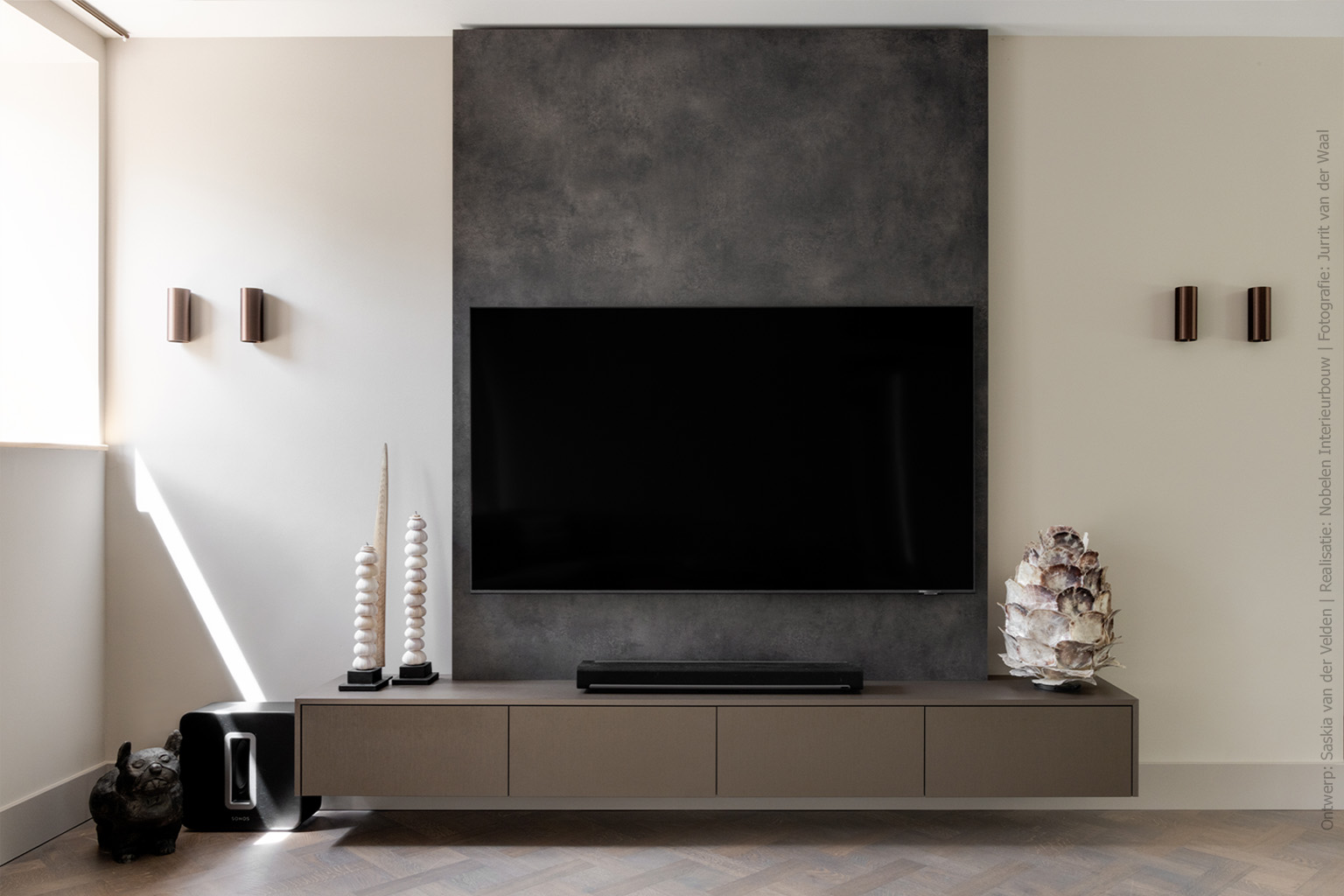 Stijlvol TV-meubel met een mooie combinatie van decoratief plaatmateriaal