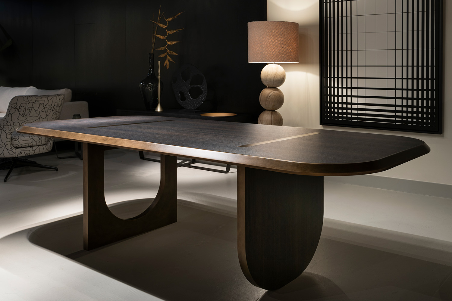 De ovalen Icon tafel van Tio is gemaakt met decoratief plaatmateriaal van DecoLegno in donkerbruine kleur LR29 Sablé, met metalfinish rand
