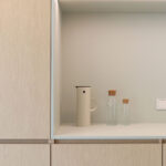 Maatwerkmeubels in een kinderdagverblijf, uitgevoerd in de naturelkleurige LG23 Matrix met voelbare houtstructuur.