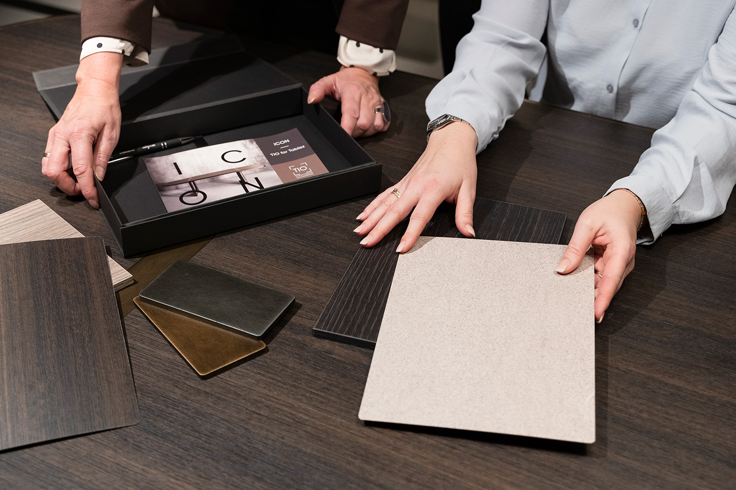Materiaalkeuze voor Icon tafel van Tio die is gemaakt met decoratief plaatmateriaal van DecoLegno