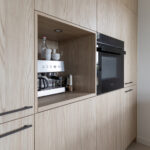 Hoge kasten in moderne keuken met de blonde houtlook S164 Fronda