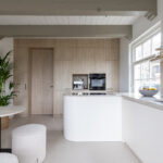 Hoge kasten in moderne keuken met de blonde houtlook S164 Fronda