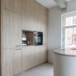 Hoge kasten in moderne keuken met de blonde houtlook S164 Fronda