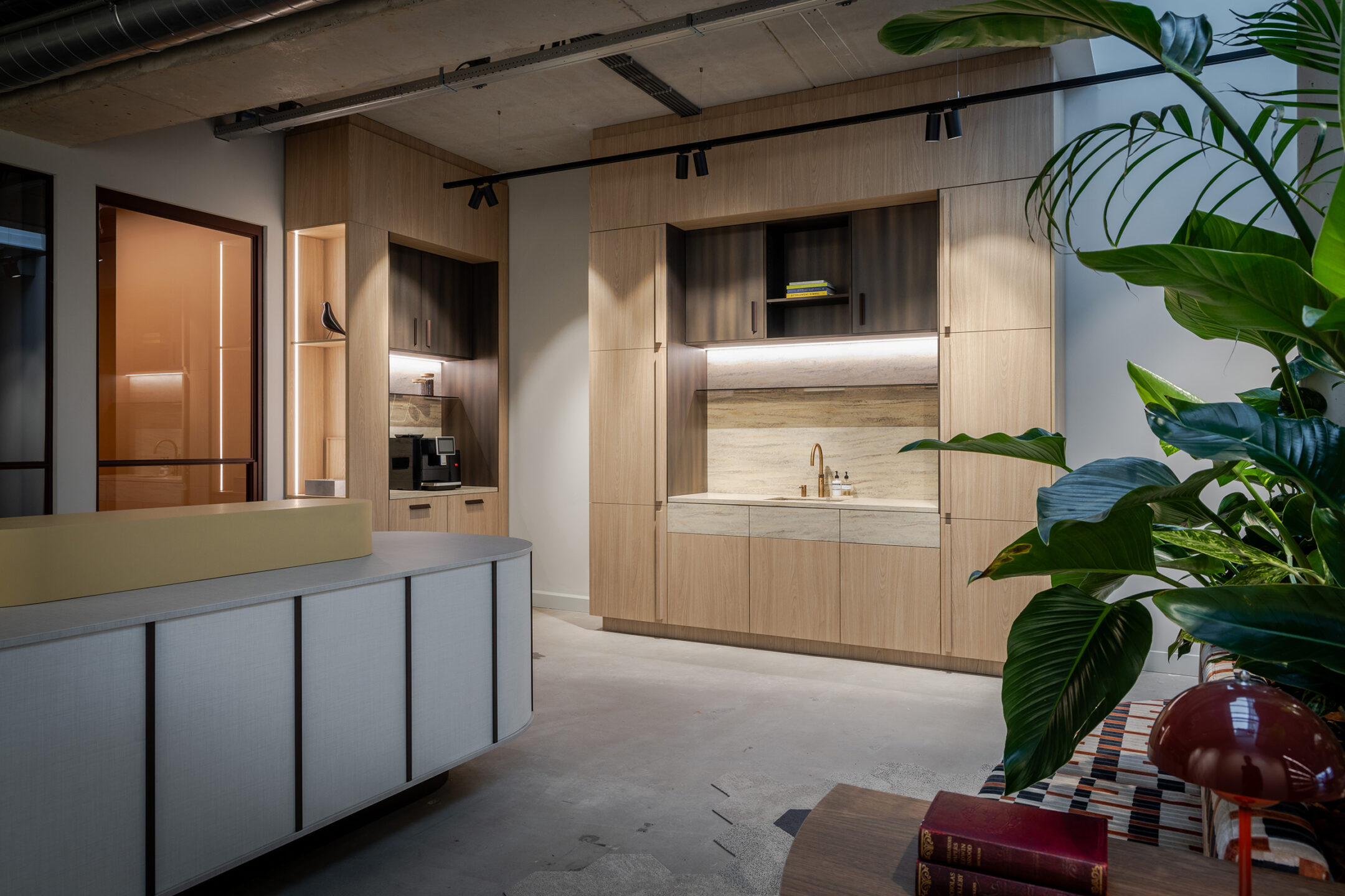 Pantry en keuken van S173 Corteccia, FC98 Reflex en Durasein Sahara Dune in DecoLegno showroom te Colmschate - Deventer